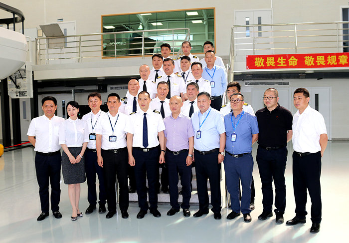 英雄机长刘传健走进沈阳航空产业园