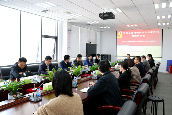 集团召开党委理论学习中心组学习（扩大）会议